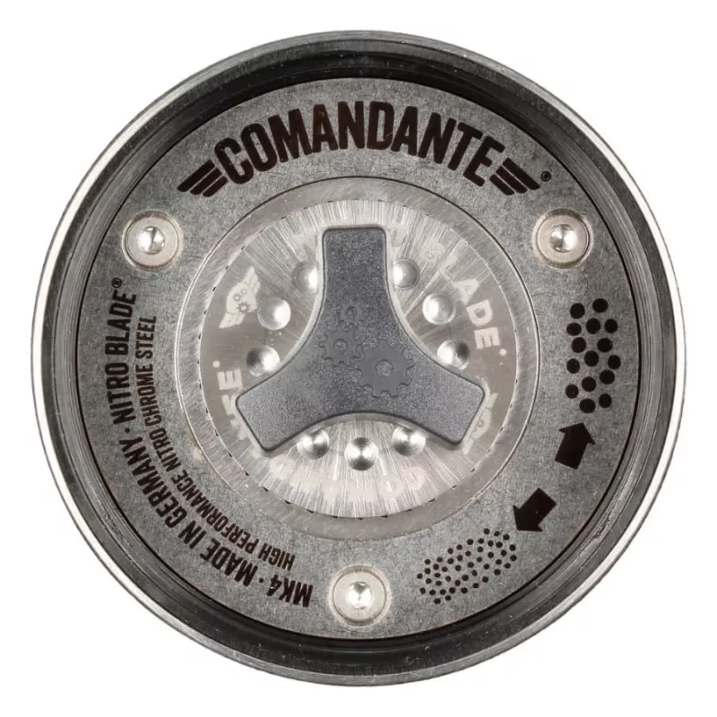 Moinho de café manual COMANDANTE C40 MK4 Nitro-Blade Racing Green — graus de moagem ajustáveis, 160 mm, 740 g