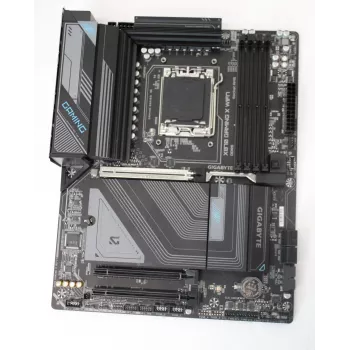 Motherboard GIGABYTE X870 GAMING X WIFI7SO — recondicionada, usada, sem embalagem original, sem antena