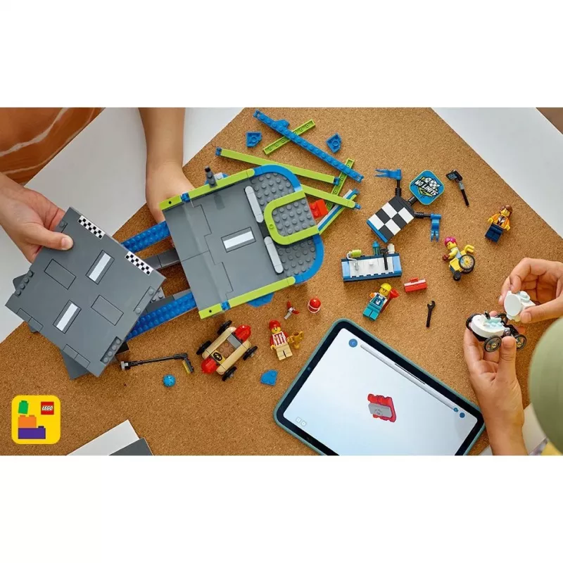 LEGO CITY 60460 No Limits: Camião com Rampa para Carro de Corrida