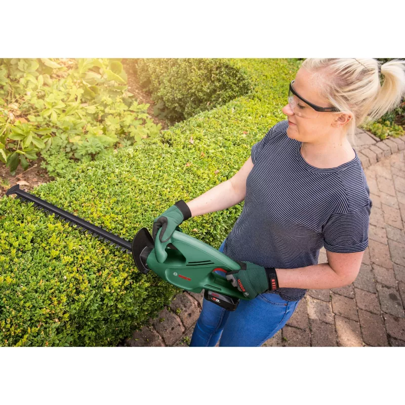 Corta-sebes elétrico Bosch EasyHedgeCut 18-45 — lâmina dupla de 45 cm, bateria de 18 V, 2.3 kg