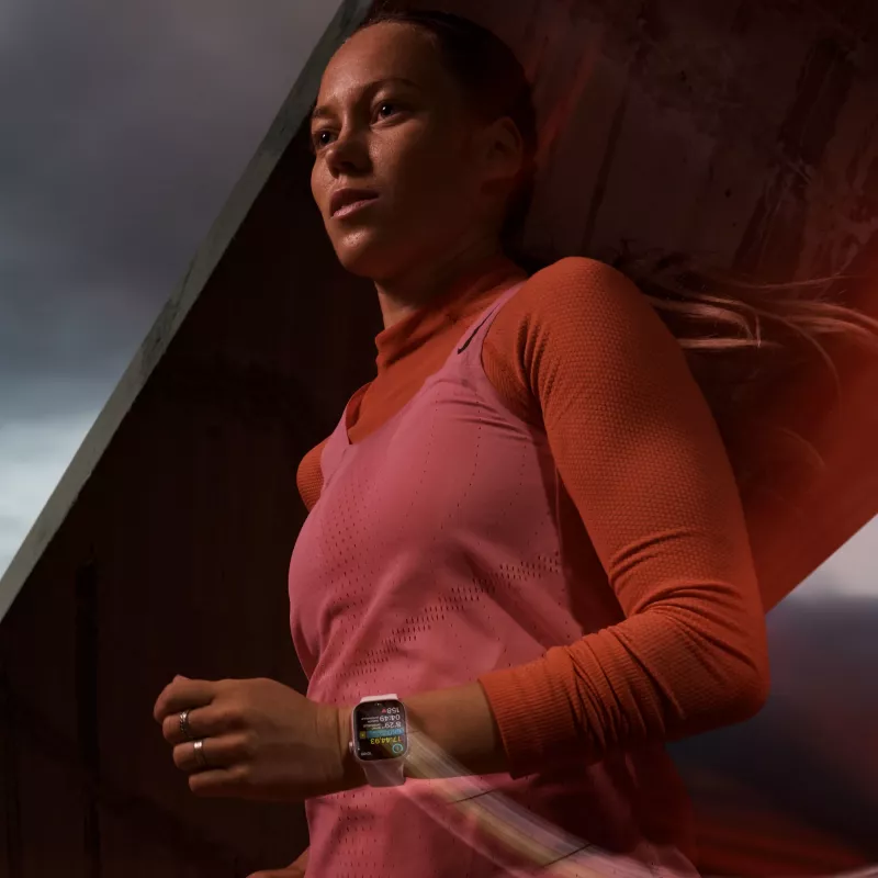 APPLE Watch Series 9 GPS + Cellular 45 mm Caixa de alumínio meia-noite com bracelete desportiva meia-noite – M/L (MRMD3QF/A)