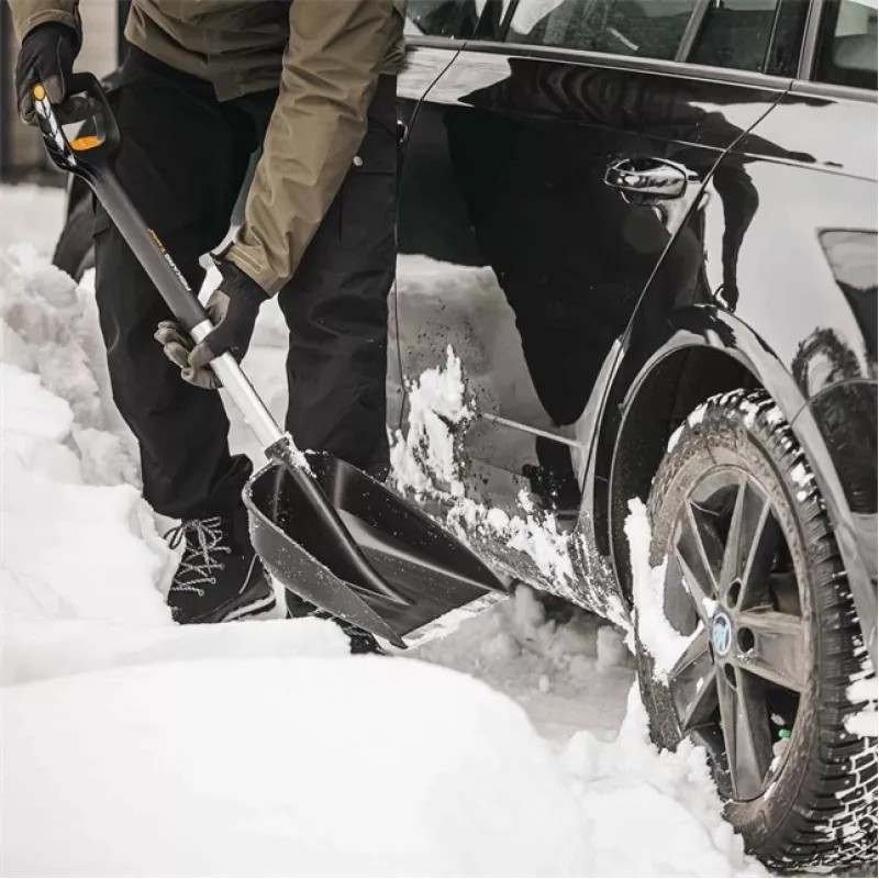 Pá de neve automóvel Fiskars com cabo telescópico X-SERIES