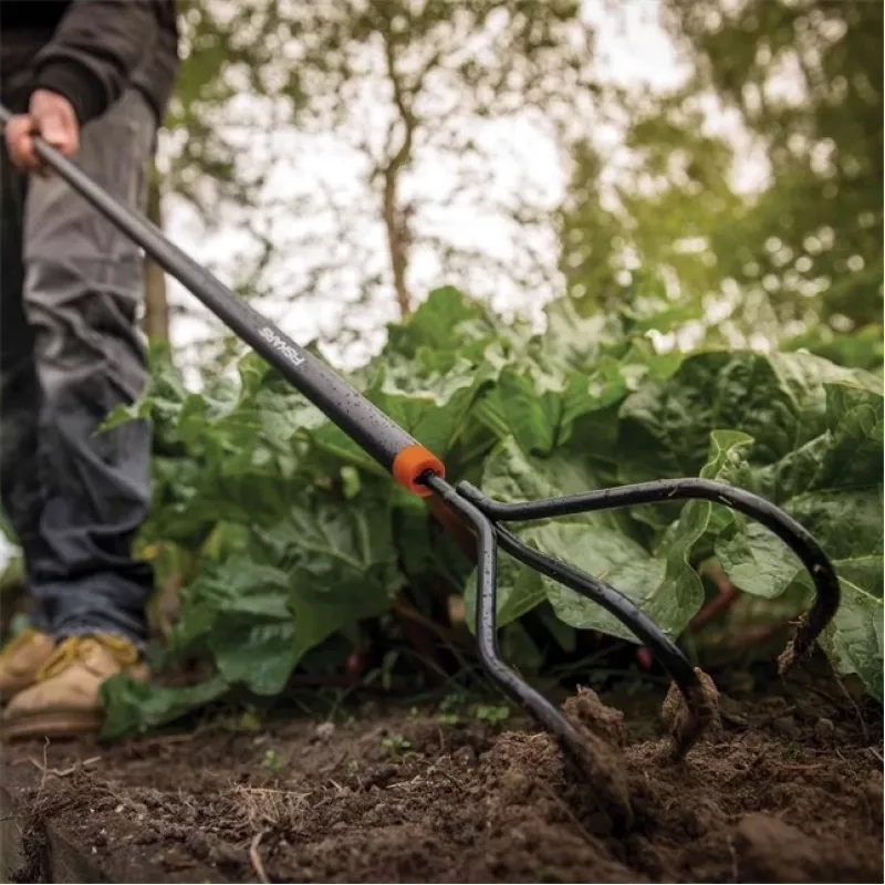 Cultivador Fiskars Solid preto cultivador de mão