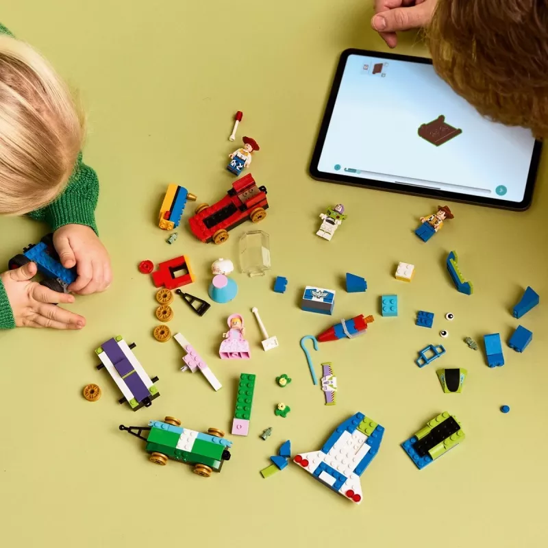 LEGO Disney Toy Story Comboio de celebração e carro de controlo remoto conjunto 43264 — 206 peças, 4 minifiguras, idade 4+