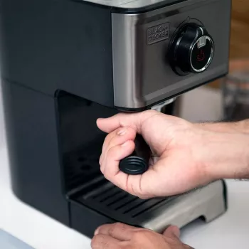 Máquina de café expresso Black & Decker BXCO1200E — 1200 W, 15 bar, depósito de água de 1,2 L, 2 chávenas, emulsor de leite integrado, para a bancada, prateada