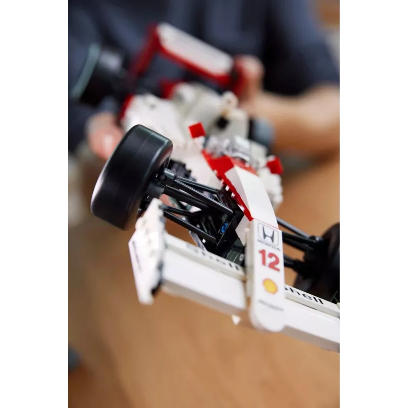 Conjunto LEGO McLaren MP4/4 Ayrton Senna 10330 — modelo LEGO ICONS à escala