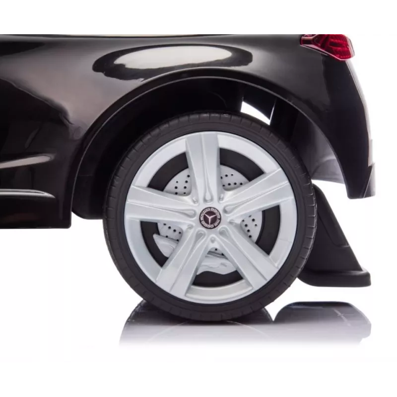 Veículo Mercedes C-Class S preto