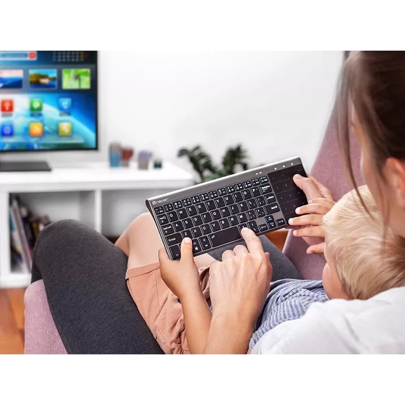 O Tracer EXpert RF é um teclado sem fios ergonómico de tamanho completo com disposição QWERTY, teclas de membrana e um design esguio preto e cinzento. Concebido para uso doméstico e de escritório, combina um touchpad integrado e teclas multimédia com uma ligação sem fios de 2,4 GHz para oferecer uma solução de introdução compacta para televisores, consolas, portáteis e PC clássicos.