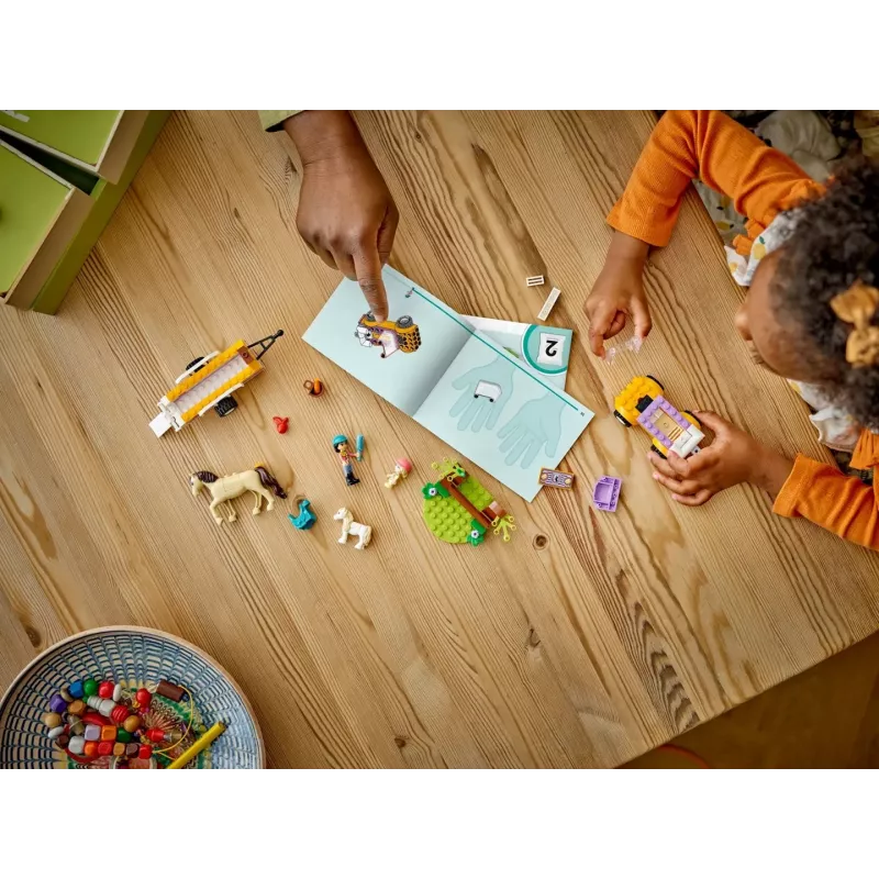 LEGO Friends Conjunto de brincar com reboque de cavalos e póneis 42634