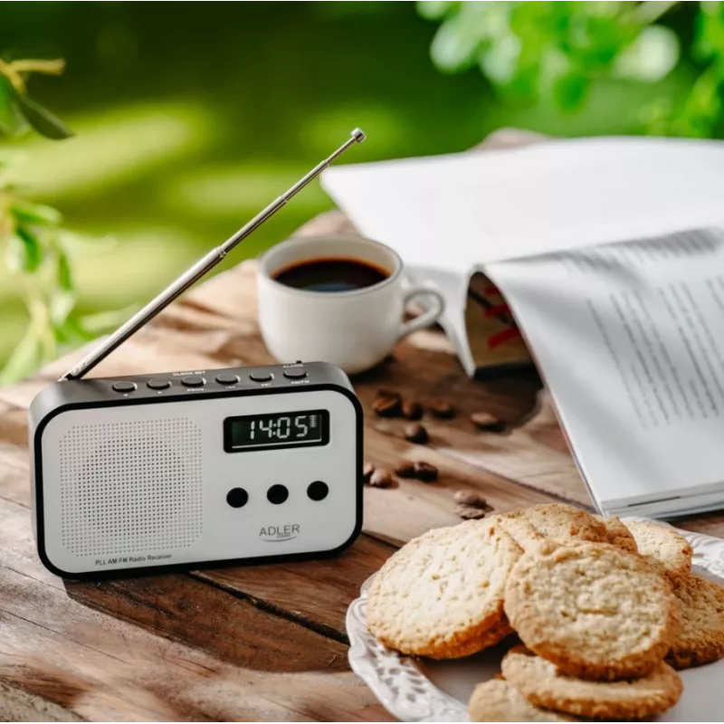 Adler AD 1907 rádio digital PLL, AM/FM, 40 estações pré-definidas, alarme com soneca, USB-C, bateria recarregável integrada, ficha de 3,5 mm, branco/preto