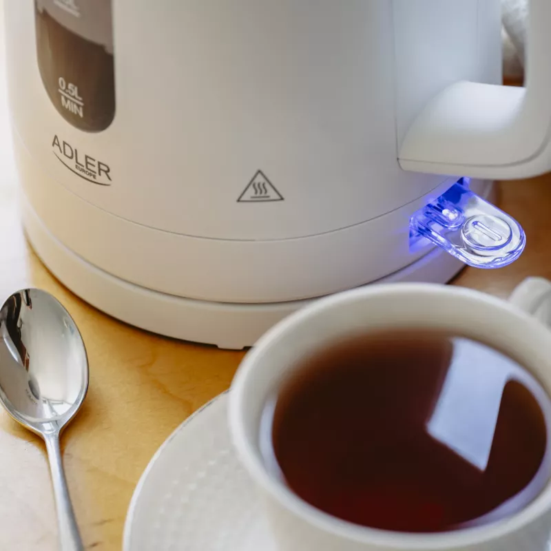 Chaleira elétrica Adler AD 1379w — 1,7 L, até 2200 W, branca, base 360°, polipropileno