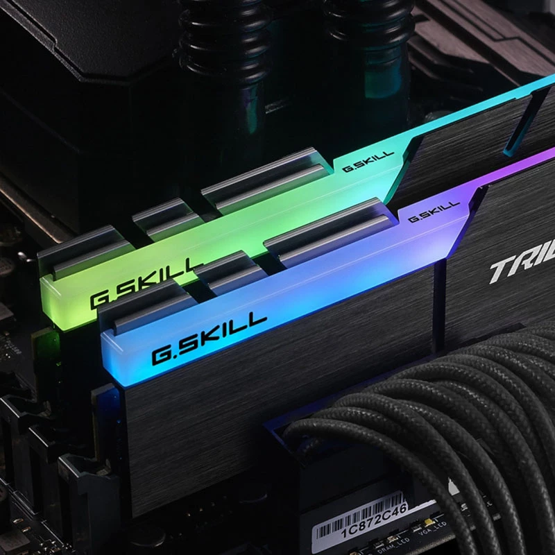 Módulo de RAM para desktop G.SKILL DDR4 16 GB (2x8 GB) 3200 MHz, DIMM de 288 pinos, 1,35 V, dissipador, RGB, Dual-Channel