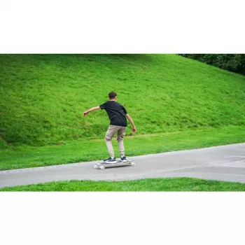 Longboard Muuwmi Lights GLOW ABEC 7 com rodas luminosas, preto/verde