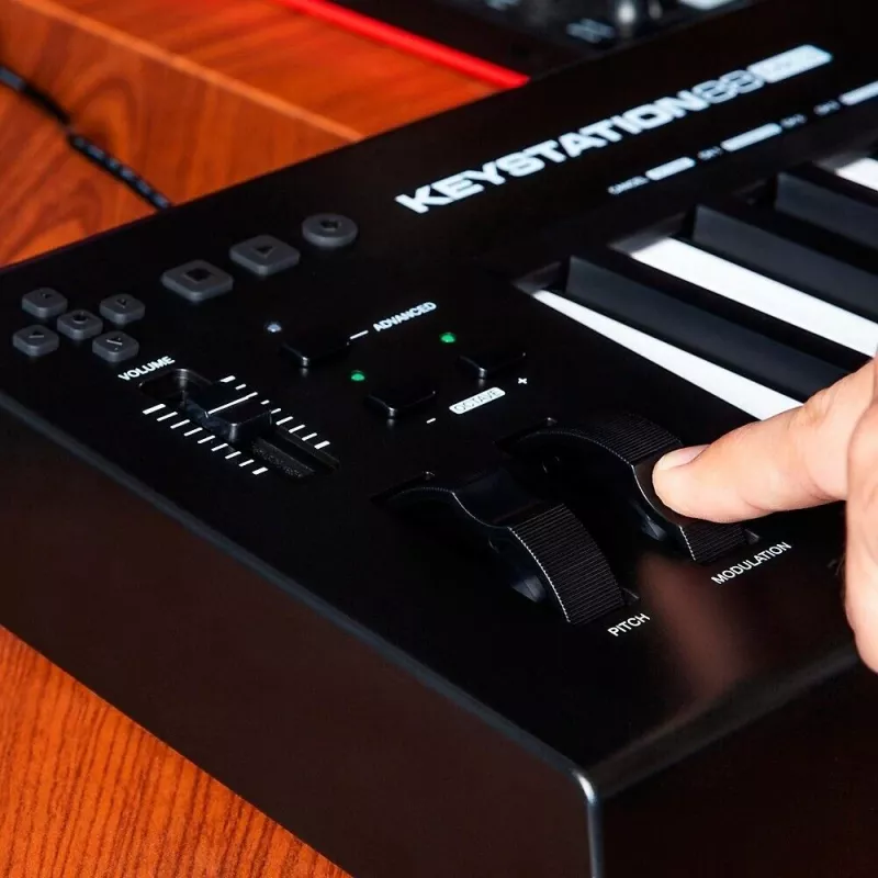 M-AUDIO Keystation 88 MK3 Teclado MIDI 88 teclas USB preto, branco
