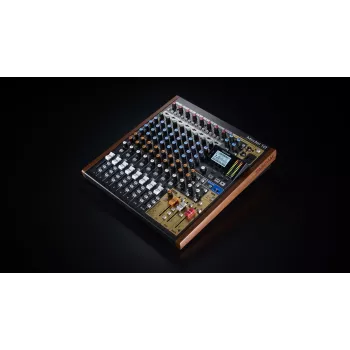 Misturadora Tascam Model 12 — mesa de mistura analógica/digital de 12 canais, 24 bits, 48 kHz, USB-C, cartão SD, Bluetooth 5.0
