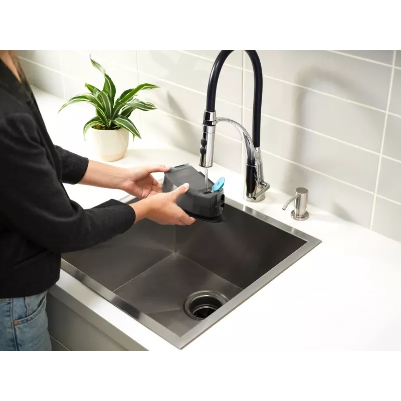 Robô aspirador iRobot Combo i8+ sem saco preto