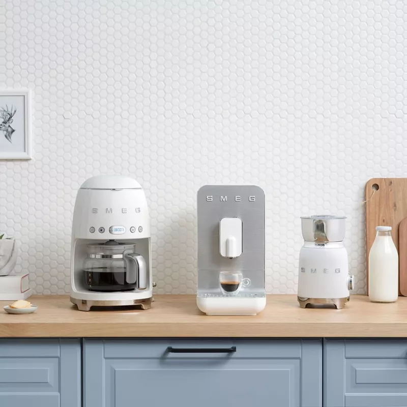 Máquina de café de filtro Smeg 1,4L DCF02WHEU Branco