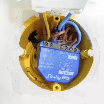 Interruptor inteligente Shelly 1 Gen4 — sem fios 240 V AC, Wi‑Fi 2.4 GHz, Bluetooth 5.0, ZigBee, caixa de plástico 42×16×37 mm