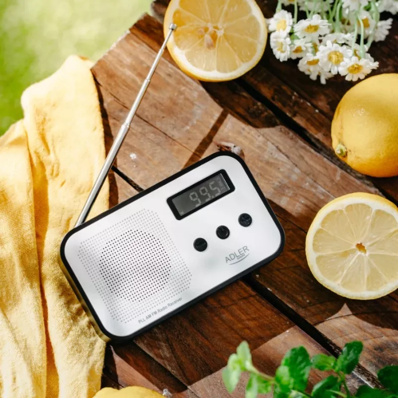 Adler AD 1907 rádio digital PLL, AM/FM, 40 estações pré-definidas, alarme com soneca, USB-C, bateria recarregável integrada, ficha de 3,5 mm, branco/preto