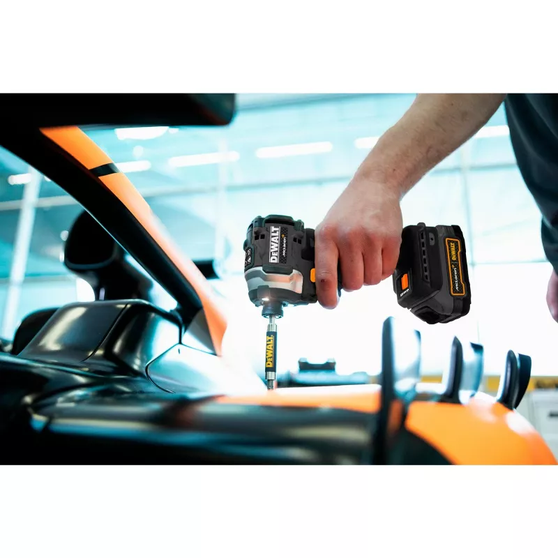 Chave de impacto sem fio DCF85ME2GT, 18 Volt, 1/4 polegadas, design McLaren Cinzento/Preto, 2x bateria POWERSTACK Li-Ion 1,7 Ah, mala T STAK