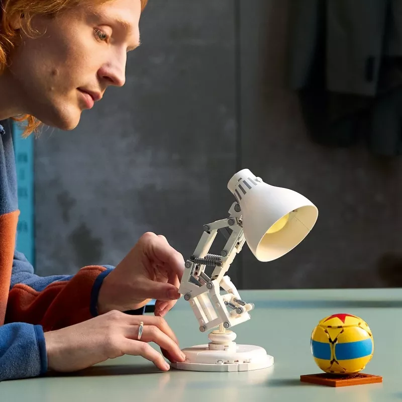 Brinquedo de construção LEGO Ideas Modelo 21357 — Luxo Jr., 613 peças, 290×140×110 mm