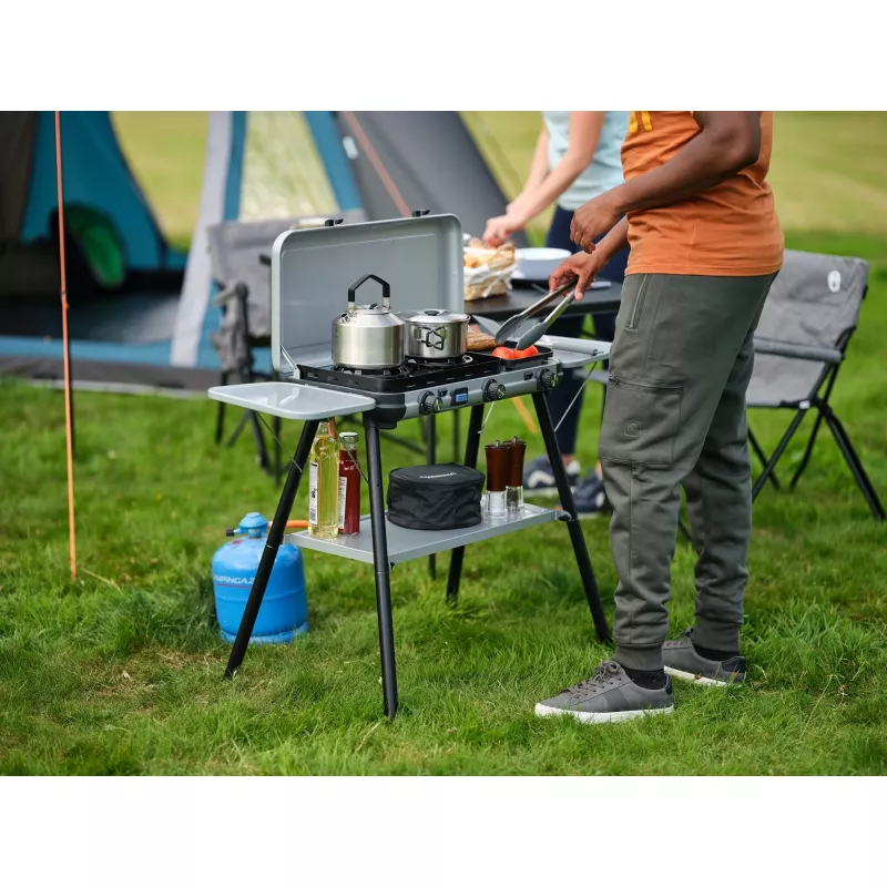 Camping Kitchen 2 Multi Cook Plus, fogão a gás cinzento, 2 zonas de cozedura 2x 1,8 kW + placa de grelhar 0,9 kW, modelo 2025