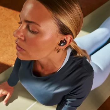 Auscultadores sem fios in-ear Apple Powerbeats Fit — chip H1, resistente à água IPX4, cancelamento ativo de ruído, Dolby Atmos, estojo de carregamento USB‑C, 30 horas de reprodução