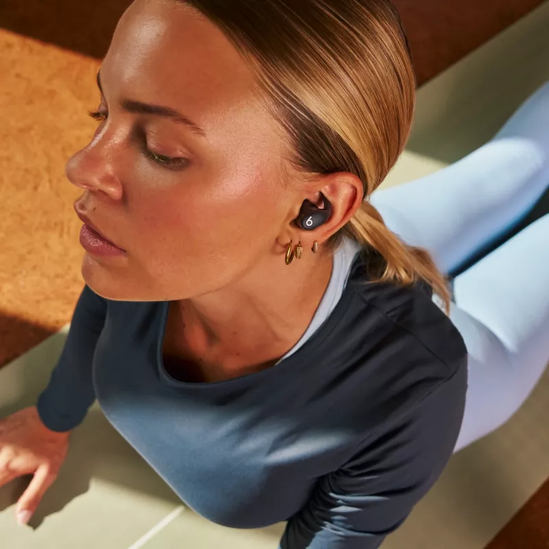 Auscultadores sem fios in-ear Apple Powerbeats Fit — chip H1, resistente à água IPX4, cancelamento ativo de ruído, Dolby Atmos, estojo de carregamento USB‑C, 30 horas de reprodução