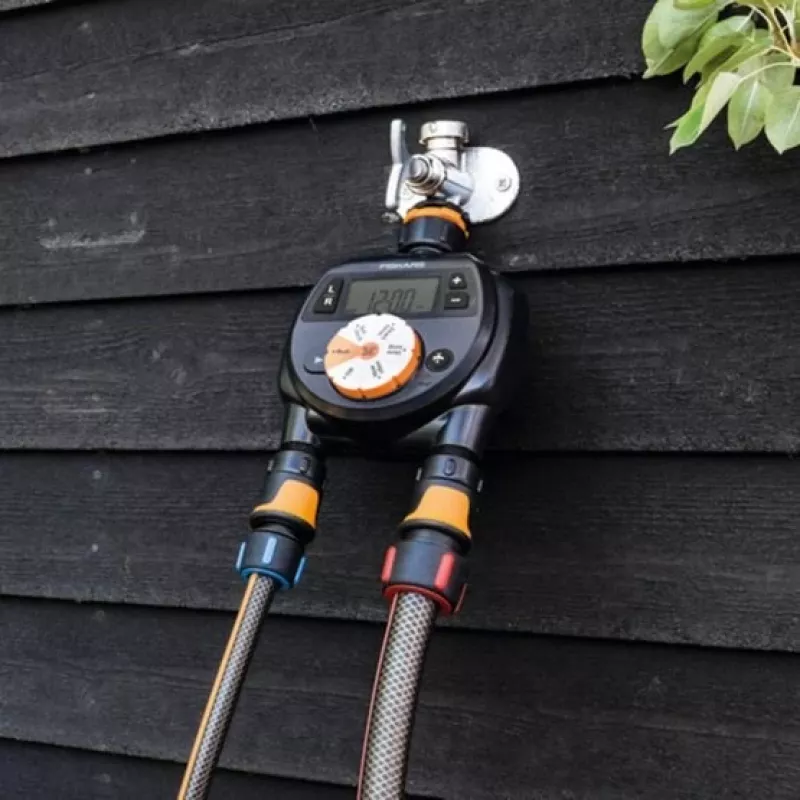 Temporizador de rega Fiskars com saída dupla 1054792