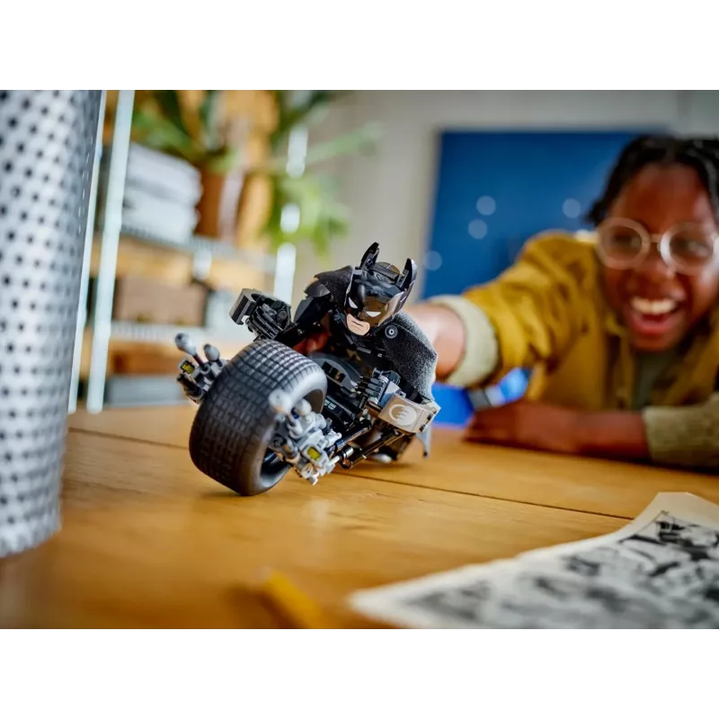 LEGO® DC Batman™: Figura construível do Batman e mota 76273