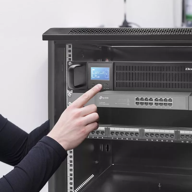 UPS QOLTEC 53946 Line-Interactive 2 kVA
