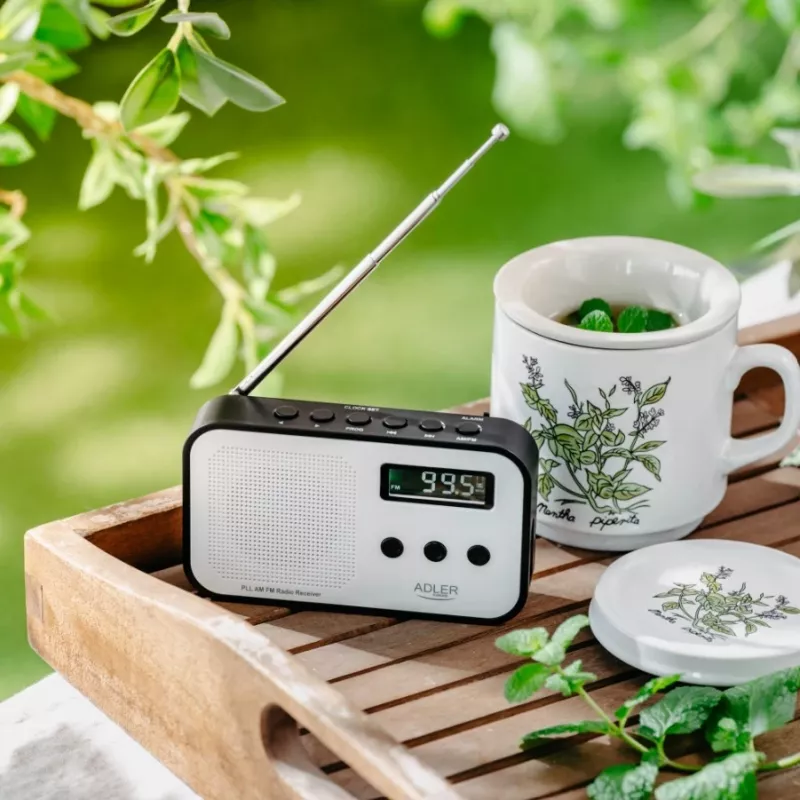 Adler AD 1907 rádio digital PLL, AM/FM, 40 estações pré-definidas, alarme com soneca, USB-C, bateria recarregável integrada, ficha de 3,5 mm, branco/preto
