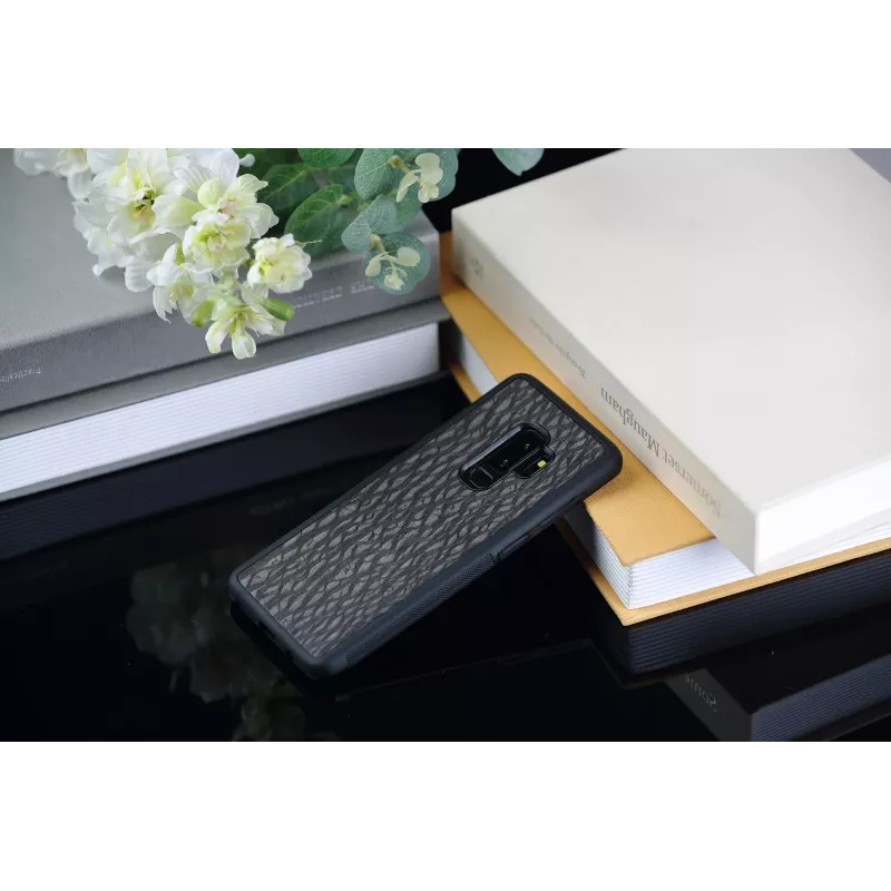 Capa para smartphone Man and Wood para Galaxy S9 Plus — carbono preto