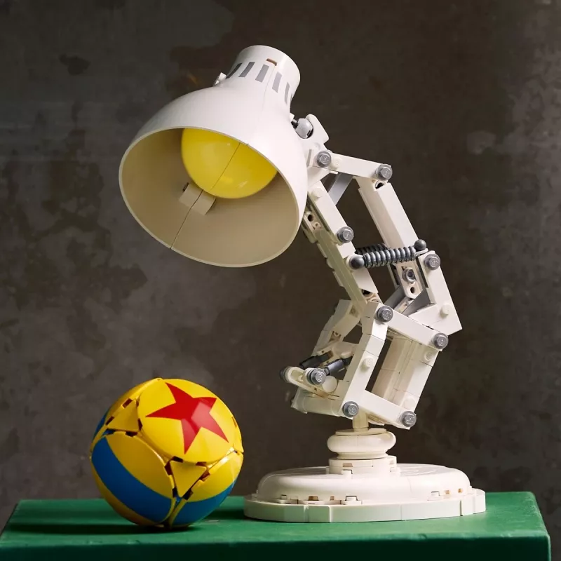 Brinquedo de construção LEGO Ideas Modelo 21357 — Luxo Jr., 613 peças, 290×140×110 mm