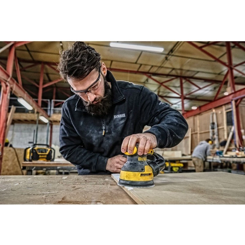 Lixadora excêntrica DeWalt DWE6423-QS, 280 W, 8.000–12.000 OPM, 2,6 mm de curso de lixagem, 1,28 kg