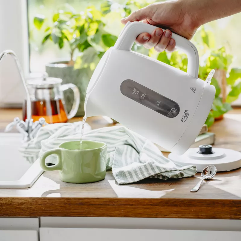 Chaleira elétrica Adler AD 1379w — 1,7 L, até 2200 W, branca, base 360°, polipropileno