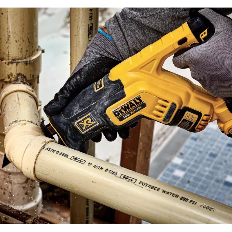 Serra sabre DeWalt DCS367N 18V, curso 2,86 cm, profundidade de corte madeira 30 cm / metal 10 cm, peso 2,3 kg