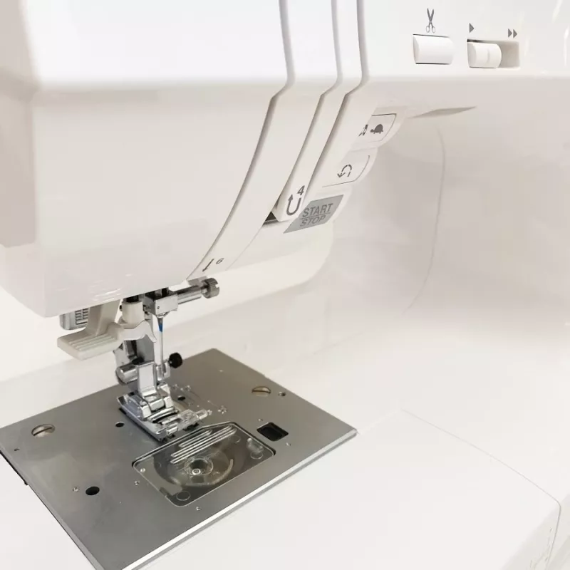 Máquina de costura SINGER Quantum Stylist 9960 — 600 pontos, 13 programas automáticos de casa de botão, sistema de braço livre
