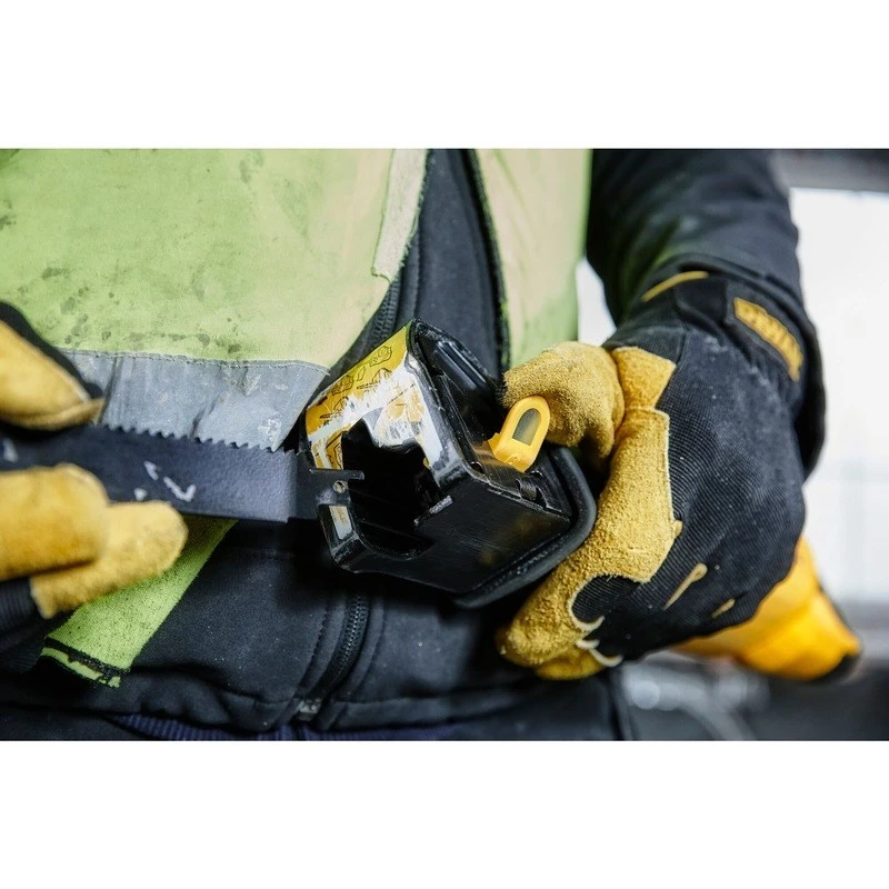 DeWALT DWE305PK-QS serra de sabre, 1100 W, curso 29 mm, máx. 2800 cursos/min, profundidade de corte em madeira 280 mm, 3,5 kg, preto/amarelo