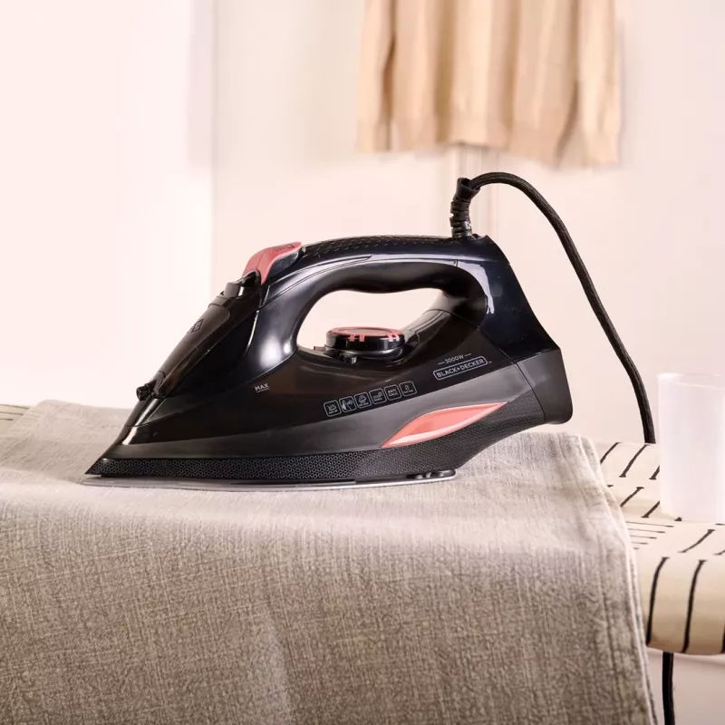 Ferro de engomar a vapor Black+Decker BXIR3000E (3000W; preto)