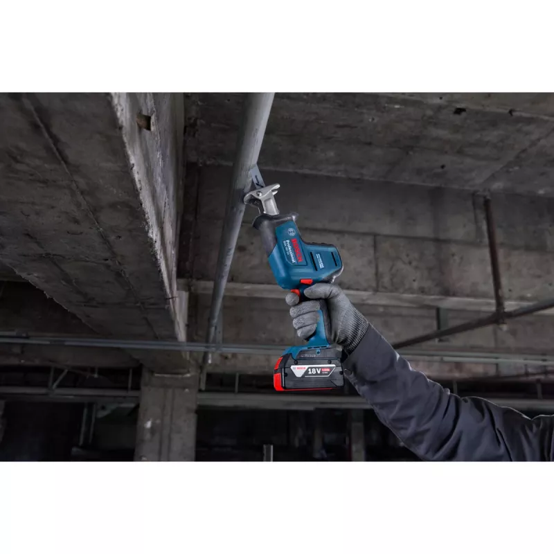 Serra sabre Bosch GSA 18V-24 Professional 18V a bateria, ferramenta isolada, azul/preto