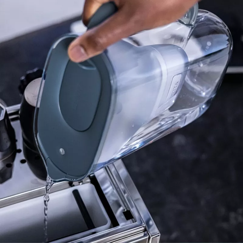 BRITA Style Essential jarro filtrante de água 2,4 l com 1 cartucho MAXTRA Pro, grafite