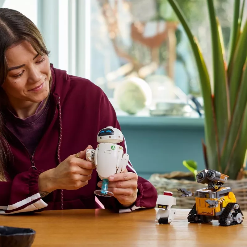 LEGO Disney Pixar 43279 WALL-E e EVE conjunto de construção, 811 peças, 18+