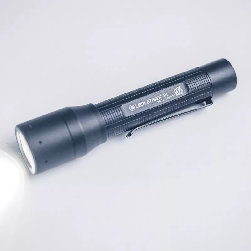Ledlenser P5 lanterna LED com clip, preta
