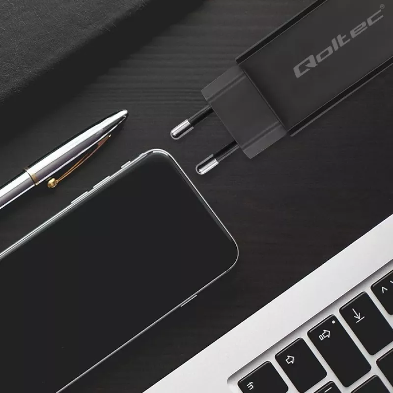 Carregador GaN 90W QOLTEC 52420 USB-C PD 5–20V 3A/4,5A saída, 220–240V entrada, cabo 1,8 m, preto