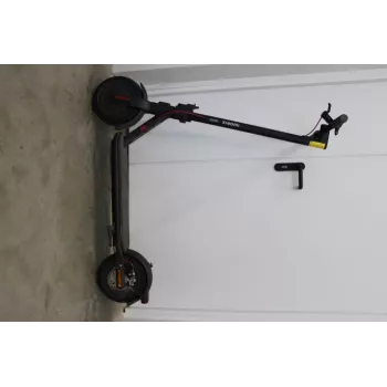 AUSVERKAUF. Xiaomi Electric Scooter 4 EU | AUSVERKAUF. AUSVERKAUF. Xiaomi Electric Scooter 4 EU | 300 W | 25 km/h | 10 polegadas | 6 meses | preto | unidade de demonstração, riscada, parafusos em falta