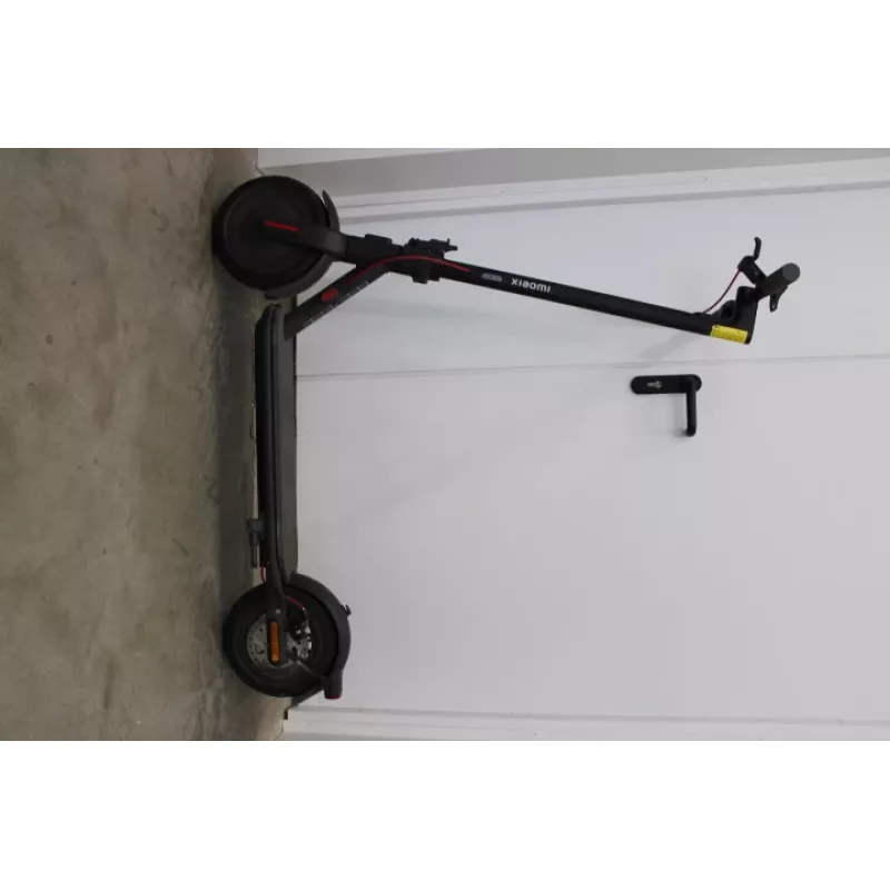 AUSVERKAUF. Xiaomi Electric Scooter 4 EU | AUSVERKAUF. AUSVERKAUF. Xiaomi Electric Scooter 4 EU | 300 W | 25 km/h | 10 polegadas | 6 meses | preto | unidade de demonstração, riscada, parafusos em falta