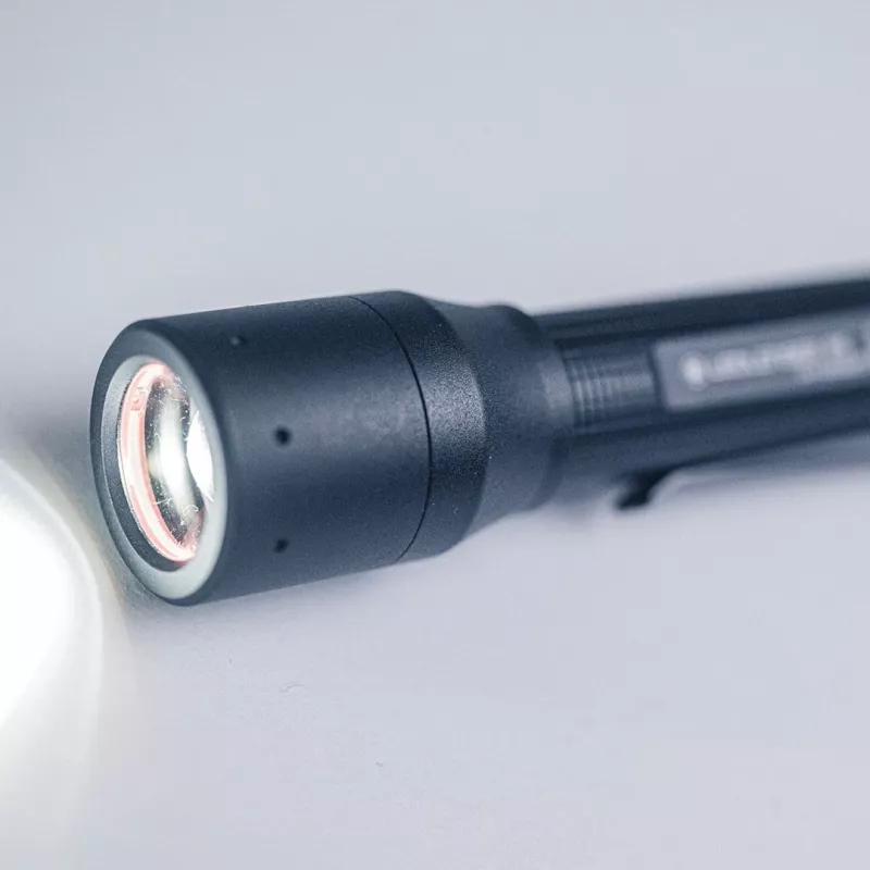 Ledlenser P5 lanterna LED com clip, preta