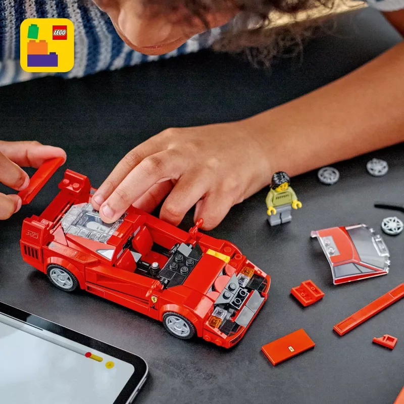LEGO Speed Champions Ferrari F40 Supercarro – carro de brinquedo de construção para meninos e meninas a partir dos 9 anos com minifigura de condutor, decoração de quarto de criança