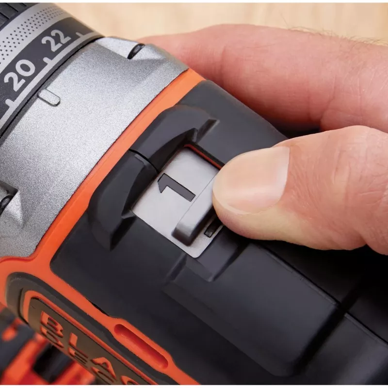 Black & Decker BL186K-QW berbequim-aparafusadora a bateria, 18 V, bateria de iões de lítio de 1,5 Ah, 2 velocidades, 1650 rpm, 52 Nm, com mala, preto/laranja
